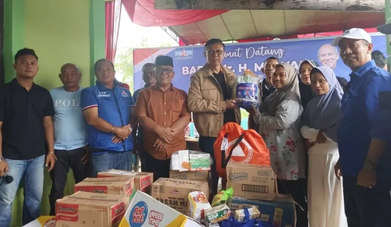 Bupati Pasbar Yulianto mendampingi Anggota DPR RI Mulyadi menyalurkan bantuan bagi korban banjir dan longsor, Kamis (25/12/2025). (Foto: Kominfo Pasbar)
