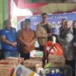 Bupati Pasbar Yulianto mendampingi Anggota DPR RI Mulyadi menyalurkan bantuan bagi korban banjir dan longsor, Kamis (25/12/2025). (Foto: Kominfo Pasbar)