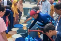 Sejumlah warga sedang mengantri air bersih. (Foto: FB Diskominfo Padang)
