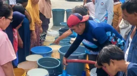 Sejumlah warga sedang mengantri air bersih. (Foto: FB Diskominfo Padang)
