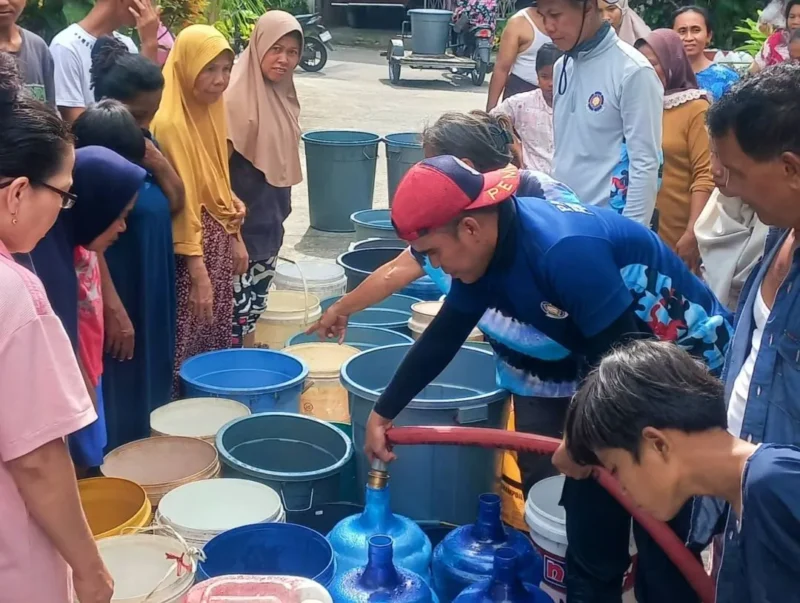 Sejumlah warga sedang mengantri air bersih. (Foto: FB Diskominfo Padang)
