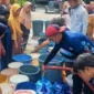 Sejumlah warga sedang mengantri air bersih. (Foto: FB Diskominfo Padang)