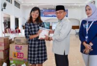 Wakil Wali Kota Padang, Maigus Nasir menerima bantuan bencana dari Astra Daihatsu Padang di Posko Tanggap Darurat Bencana Kota Padang, Rabu (17/12/2025). (Foto: Prokopim Padang)