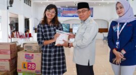 Wakil Wali Kota Padang, Maigus Nasir menerima bantuan bencana dari Astra Daihatsu Padang di Posko Tanggap Darurat Bencana Kota Padang, Rabu (17/12/2025). (Foto: Prokopim Padang)
