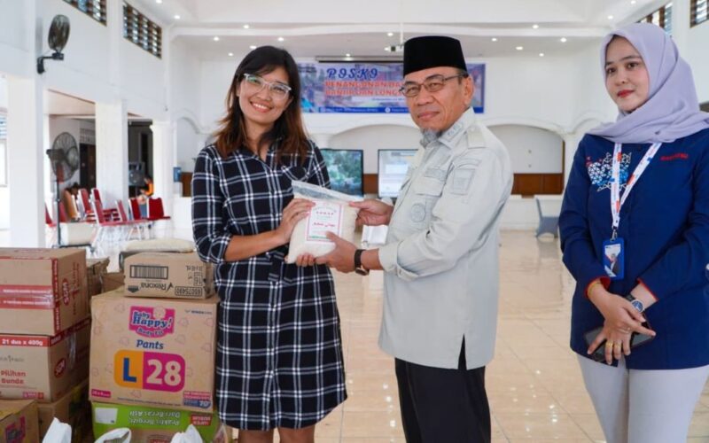 Wakil Wali Kota Padang, Maigus Nasir menerima bantuan bencana dari Astra Daihatsu Padang di Posko Tanggap Darurat Bencana Kota Padang, Rabu (17/12/2025). (Foto: Prokopim Padang)