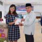 Wakil Wali Kota Padang, Maigus Nasir menerima bantuan bencana dari Astra Daihatsu Padang di Posko Tanggap Darurat Bencana Kota Padang, Rabu (17/12/2025). (Foto: Prokopim Padang)
