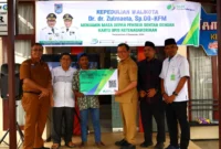Wali Kota Payakumbuh, Zulmaeta menyerahkan secara simbolis kartu BPJS Ketenagakerjaan kepada pekerja rentan. (Foto: MC Payakumbuh)