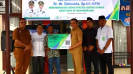 Wali Kota Payakumbuh, Zulmaeta menyerahkan secara simbolis kartu BPJS Ketenagakerjaan kepada pekerja rentan. (Foto: MC Payakumbuh)