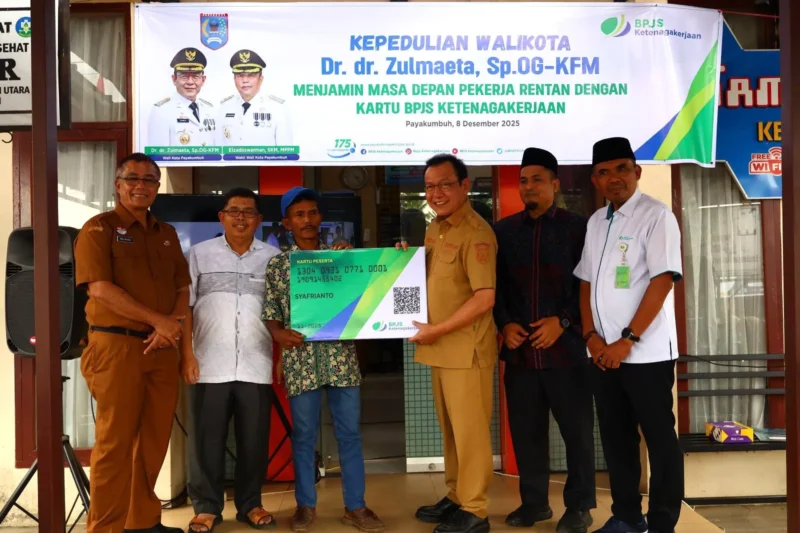 Wali Kota Payakumbuh, Zulmaeta menyerahkan secara simbolis kartu BPJS Ketenagakerjaan kepada pekerja rentan. (Foto: MC Payakumbuh)