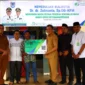 Wali Kota Payakumbuh, Zulmaeta menyerahkan secara simbolis kartu BPJS Ketenagakerjaan kepada pekerja rentan. (Foto: MC Payakumbuh)