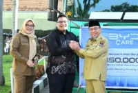 Pemko Padang menerima bantuan logistik berupa 1.600 dus mie instan dari PT BYD Motor Indonesia, Senin (8/12/2025). (Foto: Prokopim Padang)