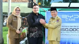 Pemko Padang menerima bantuan logistik berupa 1.600 dus mie instan dari PT BYD Motor Indonesia, Senin (8/12/2025). (Foto: Prokopim Padang)