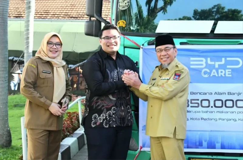 Pemko Padang menerima bantuan logistik berupa 1.600 dus mie instan dari PT BYD Motor Indonesia, Senin (8/12/2025). (Foto: Prokopim Padang)