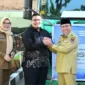 Pemko Padang menerima bantuan logistik berupa 1.600 dus mie instan dari PT BYD Motor Indonesia, Senin (8/12/2025). (Foto: Prokopim Padang)