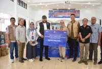Wali Kota Padang Fadly Amran menerima bantuan TJSL dari BTN untuk penanganan bencana yang melanda Kota Padang, Minggu (30/11/2025). (Foto: Prokopim Padang)