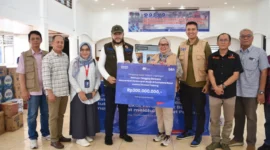 Wali Kota Padang Fadly Amran menerima bantuan TJSL dari BTN untuk penanganan bencana yang melanda Kota Padang, Minggu (30/11/2025). (Foto: Prokopim Padang)