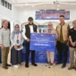 Wali Kota Padang Fadly Amran menerima bantuan TJSL dari BTN untuk penanganan bencana yang melanda Kota Padang, Minggu (30/11/2025). (Foto: Prokopim Padang)