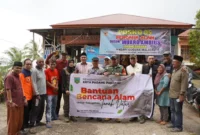 Wali Kota Padang Panjang Hendri Arnis menyalurkan bantuan beras dan logistik kepada warga terdampak banjir bandang di Malalo, Kabupaten Tanah Datar, Kamis (25/12/2025). (Foto: Kominfo Padang Panjang)