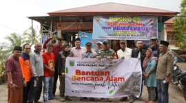 Wali Kota Padang Panjang Hendri Arnis menyalurkan bantuan beras dan logistik kepada warga terdampak banjir bandang di Malalo, Kabupaten Tanah Datar, Kamis (25/12/2025). (Foto: Kominfo Padang Panjang)