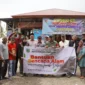 Wali Kota Padang Panjang Hendri Arnis menyalurkan bantuan beras dan logistik kepada warga terdampak banjir bandang di Malalo, Kabupaten Tanah Datar, Kamis (25/12/2025). (Foto: Kominfo Padang Panjang)