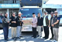 Wakil Wali Kota Padang Maigus Nasir menerima bantuan dari Ketua IKPK Kota Batam, Joni Nazir di Posko Tanggap Darurat Bencana Kota Padang, Sabtu (20/12/2025). (Foto: Prokopim Padang)