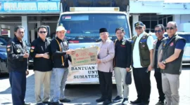 Wakil Wali Kota Padang Maigus Nasir menerima bantuan dari Ketua IKPK Kota Batam, Joni Nazir di Posko Tanggap Darurat Bencana Kota Padang, Sabtu (20/12/2025). (Foto: Prokopim Padang)