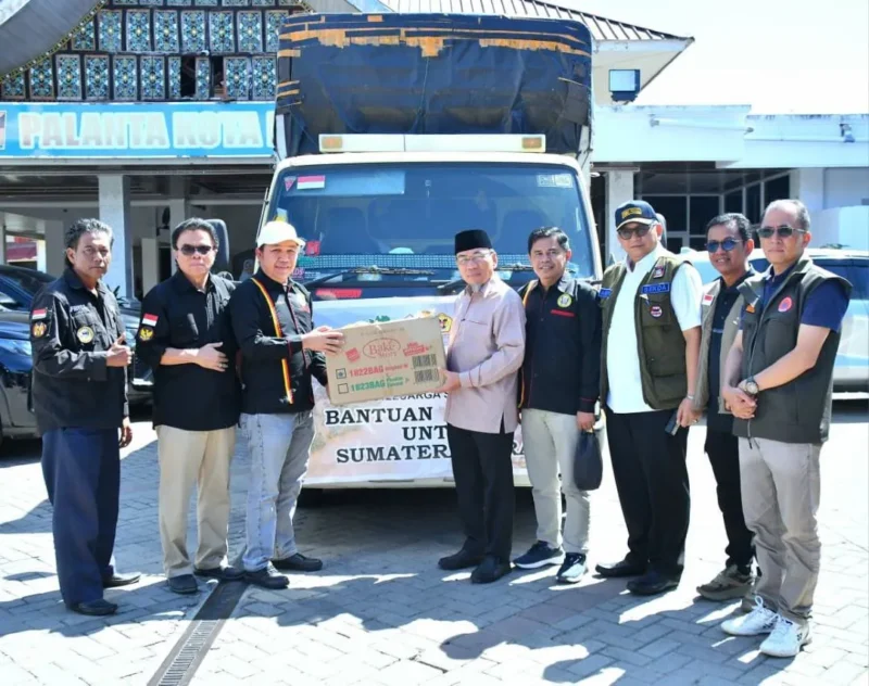 Wakil Wali Kota Padang Maigus Nasir menerima bantuan dari Ketua IKPK Kota Batam, Joni Nazir di Posko Tanggap Darurat Bencana Kota Padang, Sabtu (20/12/2025). (Foto: Prokopim Padang)