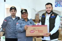 Wali Kota Jambi, Maulana bersama Wakil Wali Kota Jambi, Diza Hazra Aljosha menyerahkan bantuan kepada Wali Kota Padang, Fadly Amran, di Posko Tanggap Darurat Bencana Kota Padang, Kamis (11/12/2025). (Foto: Prokopim Padang)