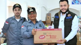 Wali Kota Jambi, Maulana bersama Wakil Wali Kota Jambi, Diza Hazra Aljosha menyerahkan bantuan kepada Wali Kota Padang, Fadly Amran, di Posko Tanggap Darurat Bencana Kota Padang, Kamis (11/12/2025). (Foto: Prokopim Padang)