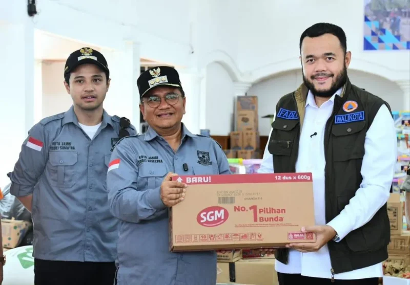 Wali Kota Jambi, Maulana bersama Wakil Wali Kota Jambi, Diza Hazra Aljosha menyerahkan bantuan kepada Wali Kota Padang, Fadly Amran, di Posko Tanggap Darurat Bencana Kota Padang, Kamis (11/12/2025). (Foto: Prokopim Padang)