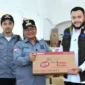 Wali Kota Jambi, Maulana bersama Wakil Wali Kota Jambi, Diza Hazra Aljosha menyerahkan bantuan kepada Wali Kota Padang, Fadly Amran, di Posko Tanggap Darurat Bencana Kota Padang, Kamis (11/12/2025). (Foto: Prokopim Padang)