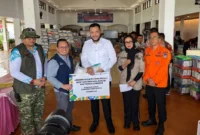 PT Jasa Raharja Putera menyalurkan bantuan bagi warga terdampak bencana di Palanta Rumah Dinas Wali Kota Padang, Kamis (4/12/2025). (Foto: Diskominfo Padang)
