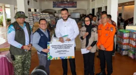 PT Jasa Raharja Putera menyalurkan bantuan bagi warga terdampak bencana di Palanta Rumah Dinas Wali Kota Padang, Kamis (4/12/2025). (Foto: Diskominfo Padang)