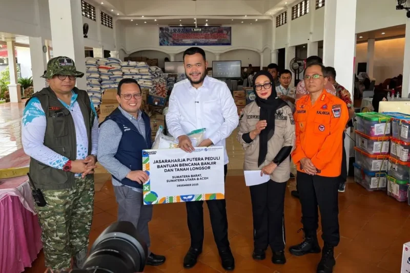 PT Jasa Raharja Putera menyalurkan bantuan bagi warga terdampak bencana di Palanta Rumah Dinas Wali Kota Padang, Kamis (4/12/2025). (Foto: Diskominfo Padang)