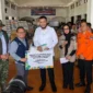 PT Jasa Raharja Putera menyalurkan bantuan bagi warga terdampak bencana di Palanta Rumah Dinas Wali Kota Padang, Kamis (4/12/2025). (Foto: Diskominfo Padang)