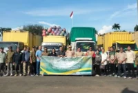 Gubernur Sumbar, Mahyeldi Ansharullah, menerima penyerahan bantuan donasi secara simbolis dari Kementerian Lingkungan Hidup (KLH), Sabtu (6/12/2025). (Foto: ADPSB)
