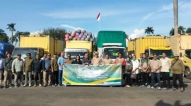 Gubernur Sumbar, Mahyeldi Ansharullah, menerima penyerahan bantuan donasi secara simbolis dari Kementerian Lingkungan Hidup (KLH), Sabtu (6/12/2025). (Foto: ADPSB)