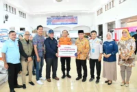 Wakil Wali Kota Padang, Maigus Nasir menerima bantuan dari Bapanas dan PT Asuransi Umum Bumida 1967 di Posko Tanggap Darurat Kota Padang, Kamis (4/12/2025). (Foto: Prokopim Padang)
