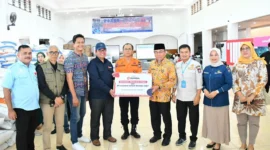 Wakil Wali Kota Padang, Maigus Nasir menerima bantuan dari Bapanas dan PT Asuransi Umum Bumida 1967 di Posko Tanggap Darurat Kota Padang, Kamis (4/12/2025). (Foto: Prokopim Padang)