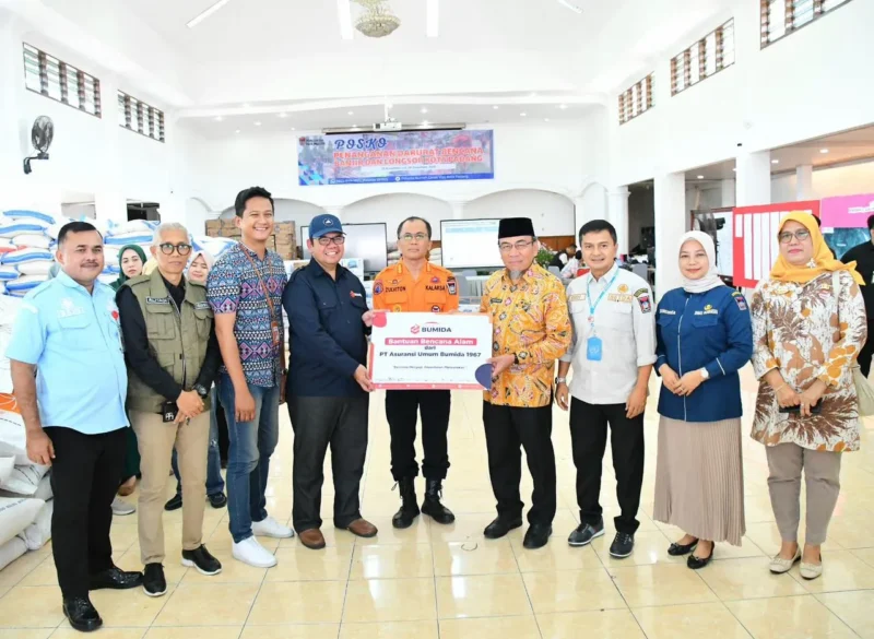 Wakil Wali Kota Padang, Maigus Nasir menerima bantuan dari Bapanas dan PT Asuransi Umum Bumida 1967 di Posko Tanggap Darurat Kota Padang, Kamis (4/12/2025). (Foto: Prokopim Padang)