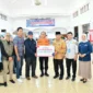 Wakil Wali Kota Padang, Maigus Nasir menerima bantuan dari Bapanas dan PT Asuransi Umum Bumida 1967 di Posko Tanggap Darurat Kota Padang, Kamis (4/12/2025). (Foto: Prokopim Padang)