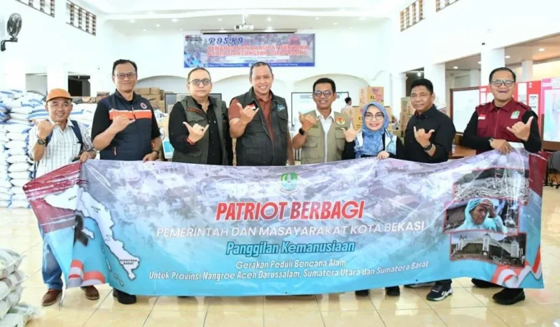 Pemko Bekasi menyalurkan bantuan kemanusiaan bagi korban bencana di Kota Padang, Sabtu (6/12/2025). (Foto: Prokopim Padang)