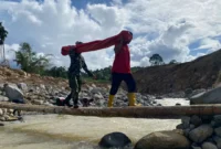 Tagana Kota Payakumbuh bersama Dinsos Sumbar menempuh medan berat untuk menyalurkan bantuan kepada warga yang terisolir di Jorong Subarang Aia, Kecamatan Palembayan, Kabupaten Agam, Selasa (2/12/2025). (Foto: MC Pemko Payakumbuh)