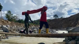 Tagana Kota Payakumbuh bersama Dinsos Sumbar menempuh medan berat untuk menyalurkan bantuan kepada warga yang terisolir di Jorong Subarang Aia, Kecamatan Palembayan, Kabupaten Agam, Selasa (2/12/2025). (Foto: MC Pemko Payakumbuh)