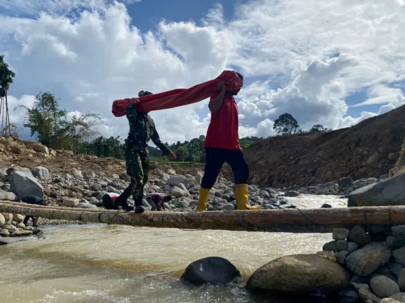 Tagana Kota Payakumbuh bersama Dinsos Sumbar menempuh medan berat untuk menyalurkan bantuan kepada warga yang terisolir di Jorong Subarang Aia, Kecamatan Palembayan, Kabupaten Agam, Selasa (2/12/2025). (Foto: MC Pemko Payakumbuh)