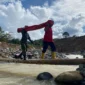 Tagana Kota Payakumbuh bersama Dinsos Sumbar menempuh medan berat untuk menyalurkan bantuan kepada warga yang terisolir di Jorong Subarang Aia, Kecamatan Palembayan, Kabupaten Agam, Selasa (2/12/2025). (Foto: MC Pemko Payakumbuh)