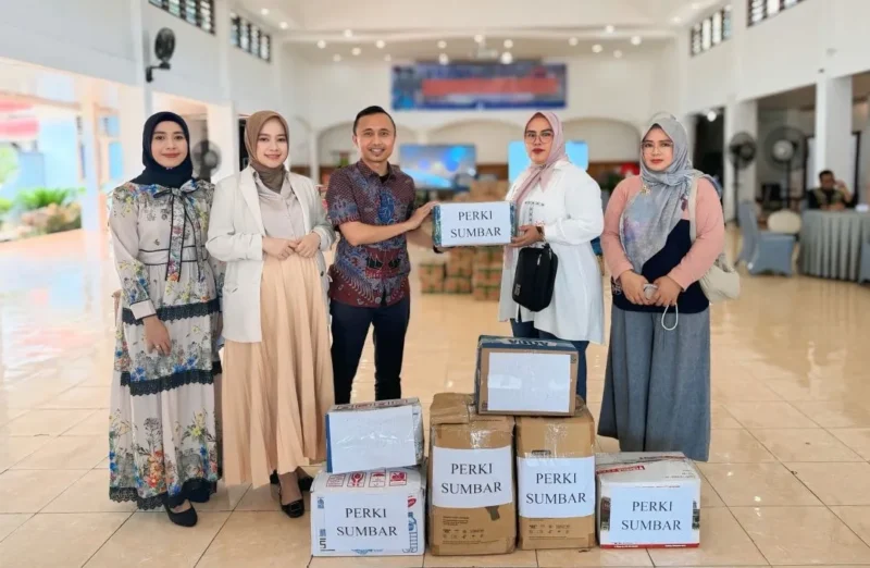 PERKI Sumbar menyalurkan bantuan untuk masyarakat Kota Padang yang terdampak banjir, Minggu (30/11/2025). (Foto: Diskominfo Padang)