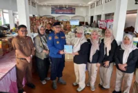 Sekdako Padang Andree Algamar menerima bantuan dari Pemko Bandar Lampung di Posko Bantuan Utama di Rumah Dinas Wali Kota Padang, Selasa (9/12/2025). (Foto: Diskominfo Padang)