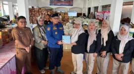 Sekdako Padang Andree Algamar menerima bantuan dari Pemko Bandar Lampung di Posko Bantuan Utama di Rumah Dinas Wali Kota Padang, Selasa (9/12/2025). (Foto: Diskominfo Padang)