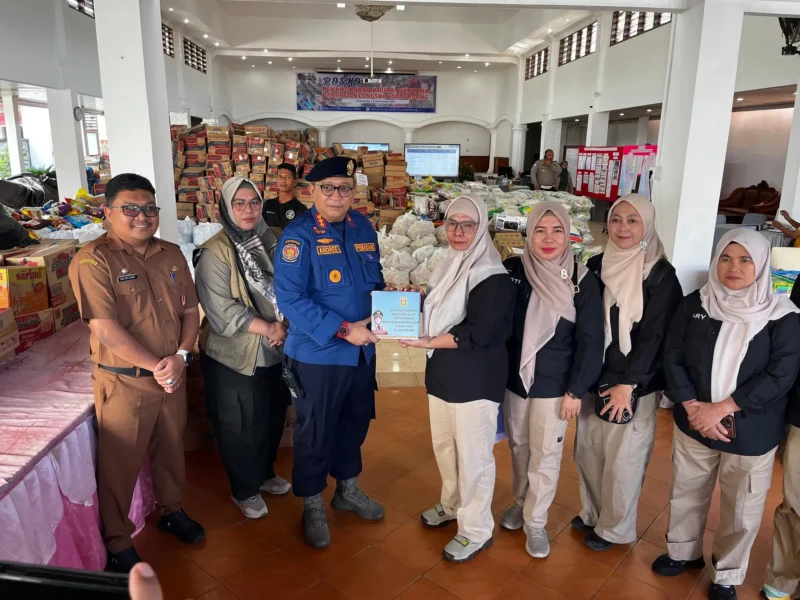 Sekdako Padang Andree Algamar menerima bantuan dari Pemko Bandar Lampung di Posko Bantuan Utama di Rumah Dinas Wali Kota Padang, Selasa (9/12/2025). (Foto: Diskominfo Padang)